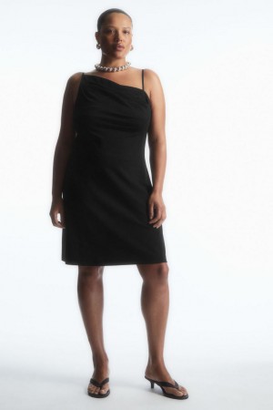 COS Asymmetric Draped Mini Ruha Női Fekete | GYO-426319