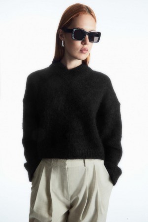 COS Cropped V-neck Mohair Jumpers Női Fekete | WPX-380419