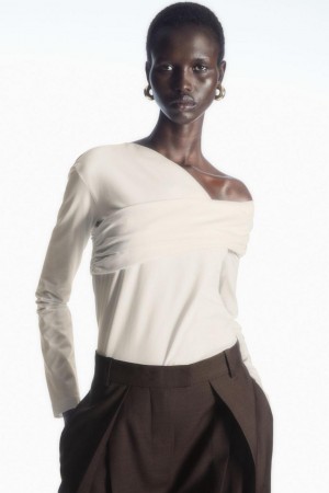 COS Gathered Off-the-shoulder Asymmetric Felső Női Fehér | VIA-456123