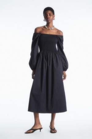 COS Off-the-shoulder Smocked Midi Ruha Női Sötétkék | ARB-206945