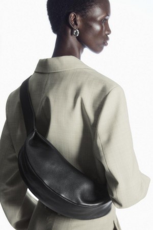 COS Swing - Bőr Crossbody Táska Női Fekete | DUN-173924