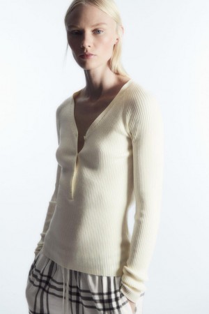 COS V-neck Bordázott Gyapjú Henley Felső Női Krém | JDM-879461