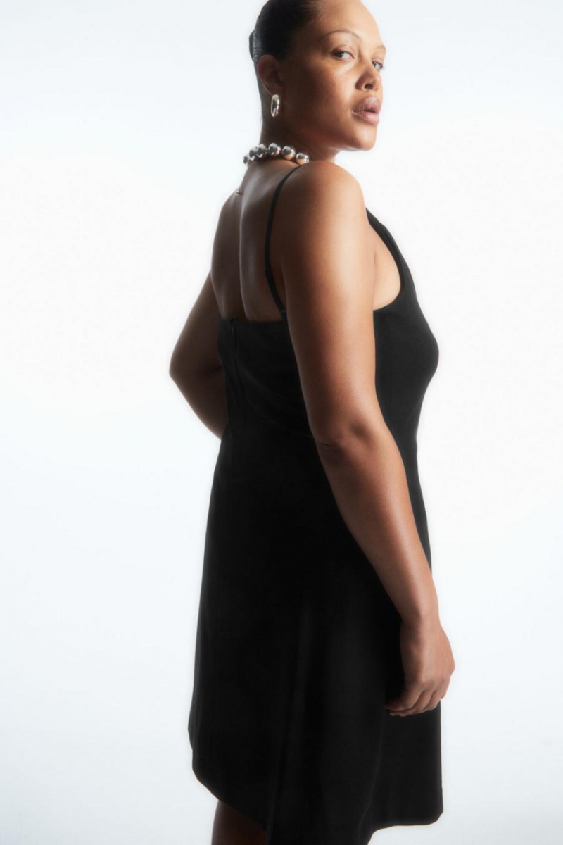 COS Asymmetric Draped Mini Ruha Női Fekete | GYO-426319
