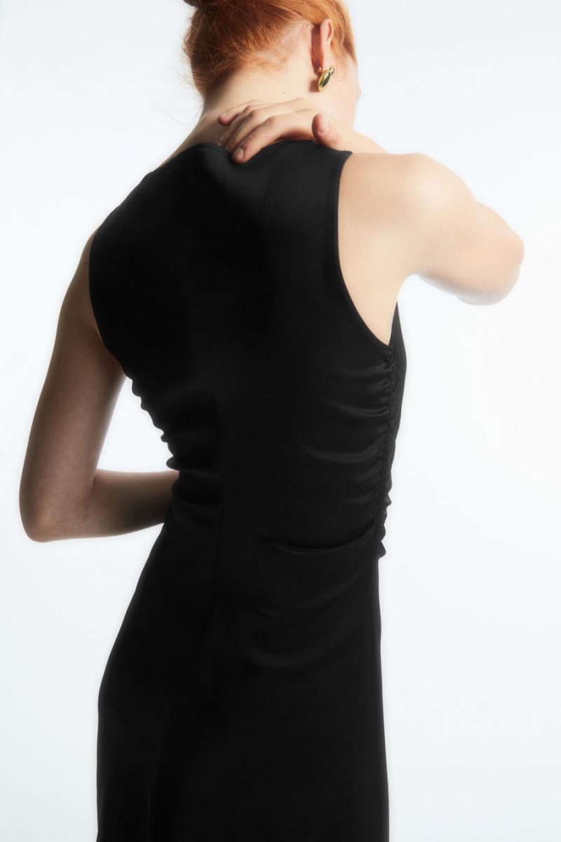 COS Asymmetric Gathered Satin Midi Ruha Női Fekete | XME-941376