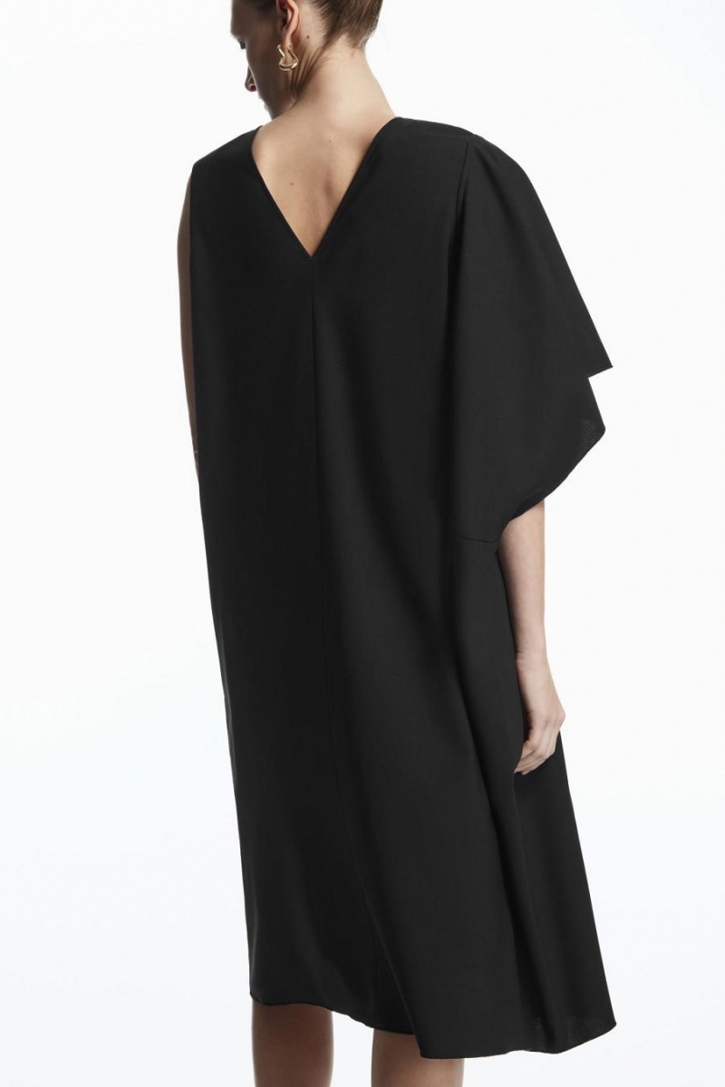 COS Asymmetric-sleeve Midi Ruha Női Fekete | FID-183952