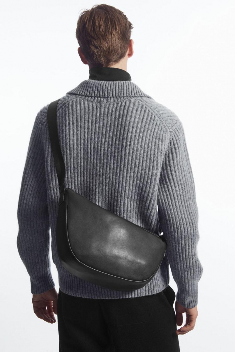 COS Crescent - Bőr Crossbody Táska Férfi Fekete | PKB-279513