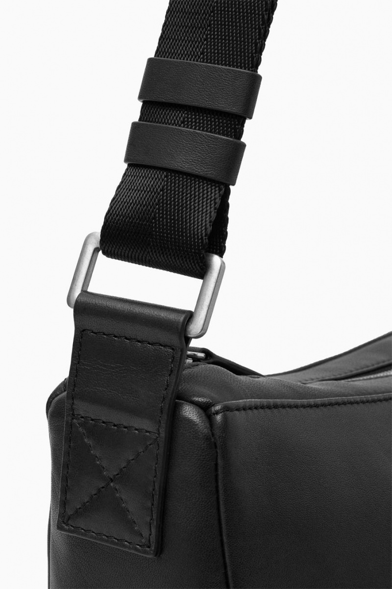 COS Crescent - Bőr Crossbody Táska Férfi Fekete | PKB-279513