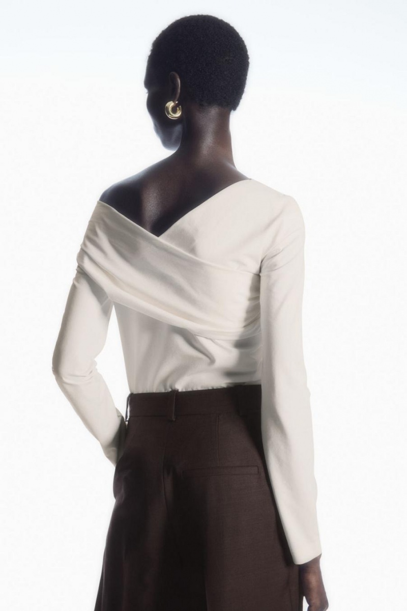 COS Gathered Off-the-shoulder Asymmetric Felső Női Fehér | VIA-456123