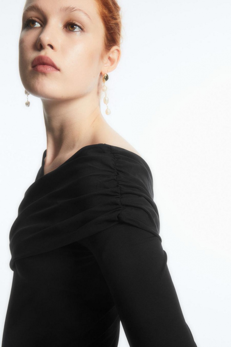 COS Gathered Off-the-shoulder Asymmetric Felső Női Fekete | DSZ-894715