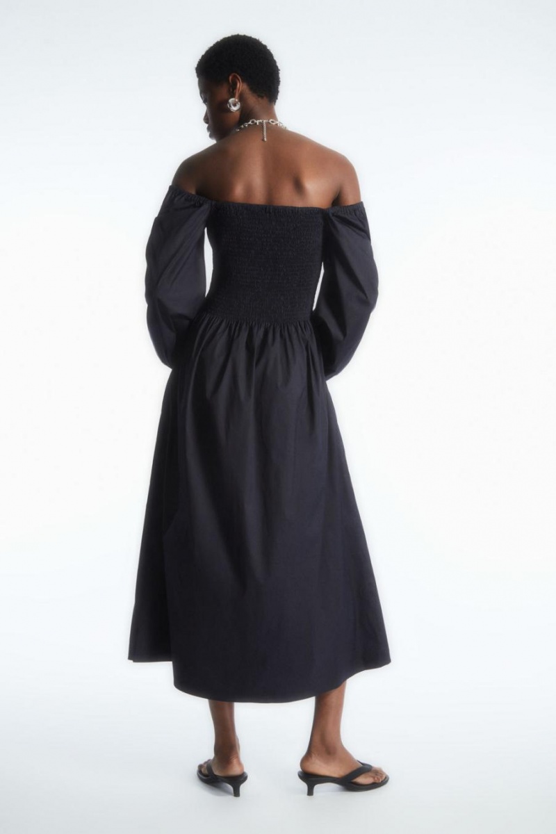 COS Off-the-shoulder Smocked Midi Ruha Női Sötétkék | ARB-206945