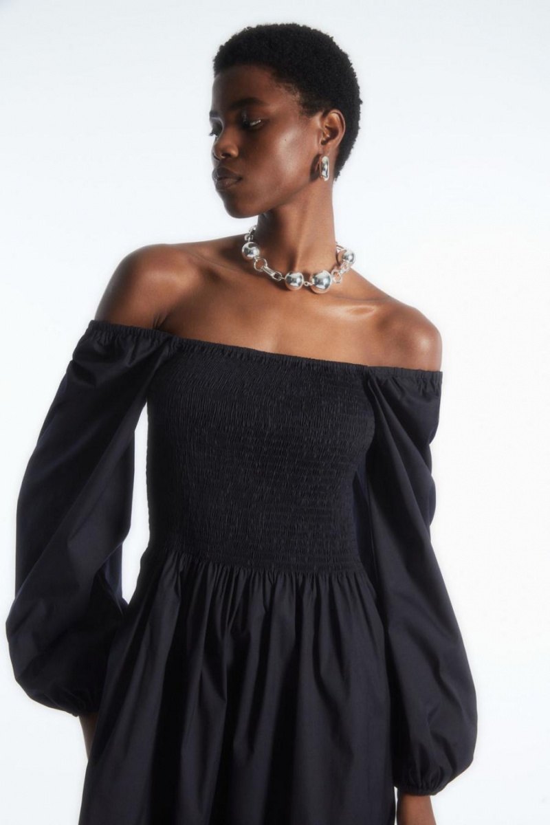 COS Off-the-shoulder Smocked Midi Ruha Női Sötétkék | ARB-206945