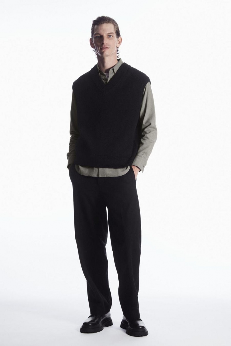 COS V-neck Textured-wool Mellény Férfi Fekete | EOL-293671