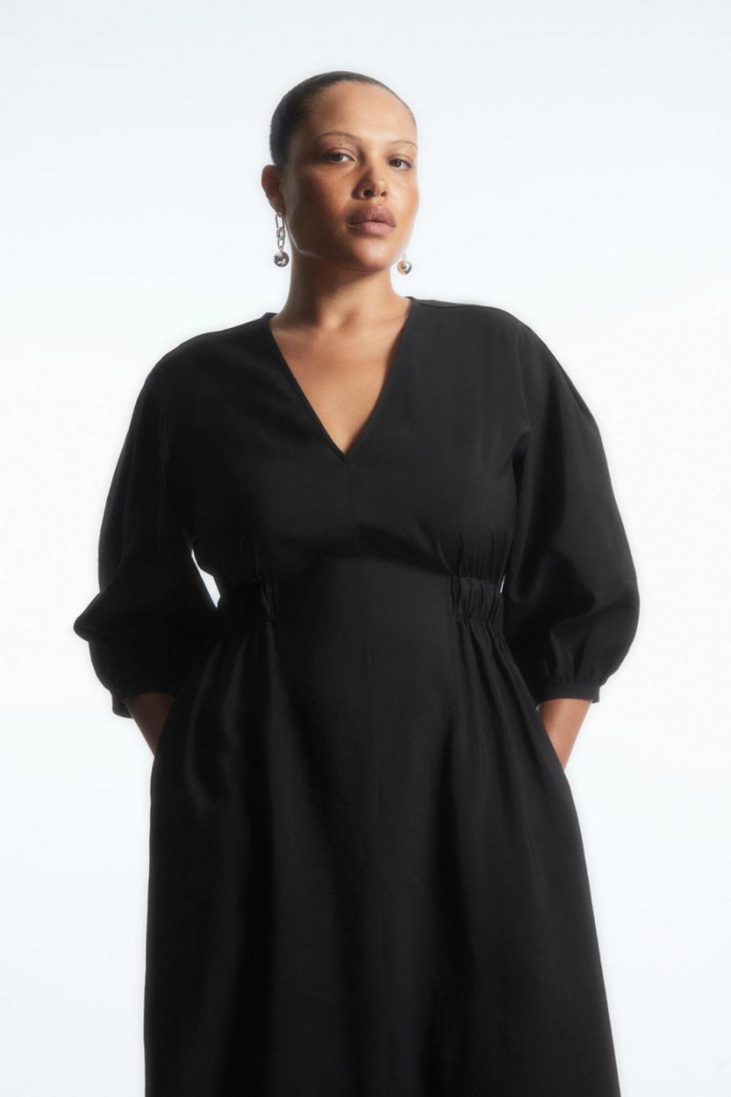 COS Voluminous V-neck Ruha Női Fekete | CVB-764152